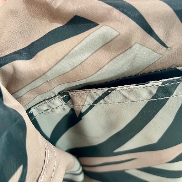 O'Neill Crop Windbreaker Hooded Pink Multicolored Camo Leaf Print Size XL - Picture 12 of 12